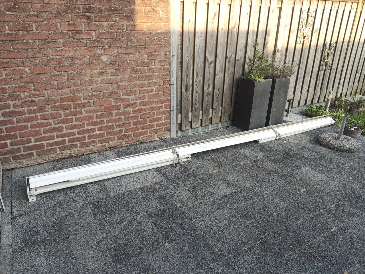 Witte knikarm zonnescherm met nieuw doek.