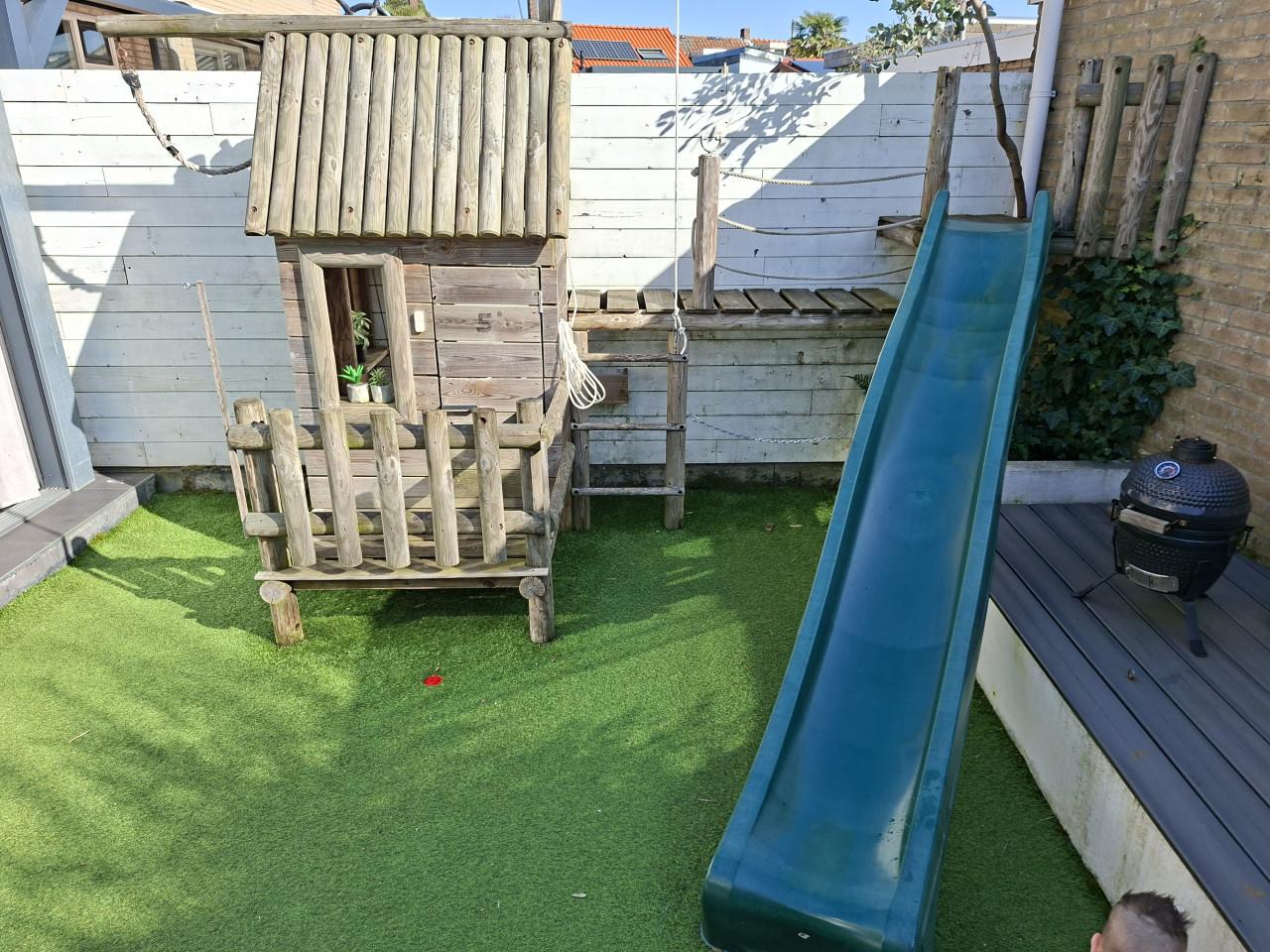 Speelhuisje met glijbaan