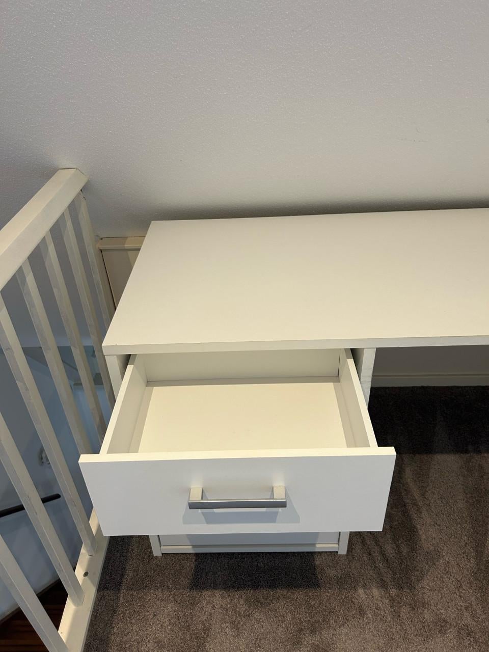 Bureau incl.  degelijke bureaustoel