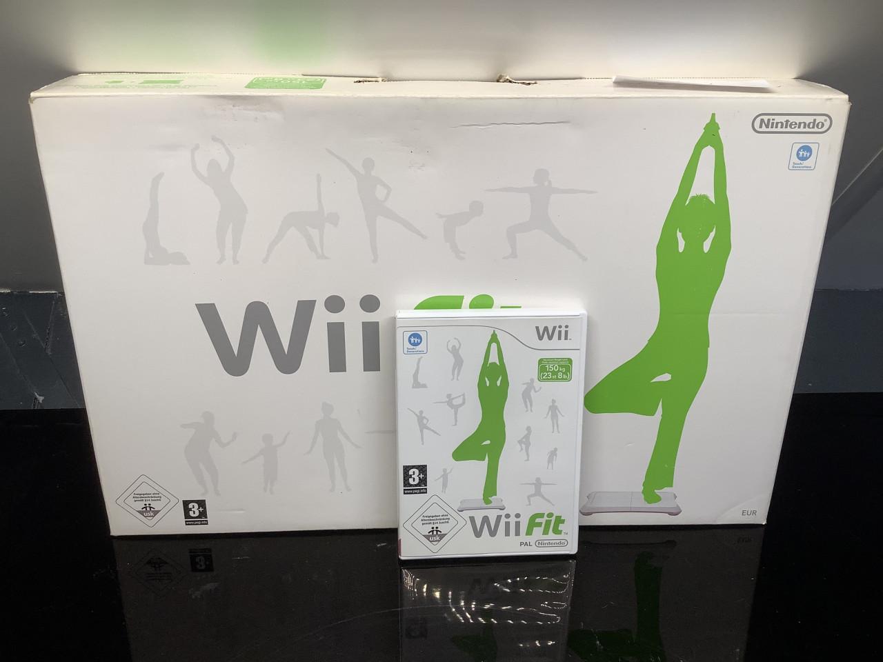 Nintendo Wii Balanceboard in doos met spel Wii Fit.