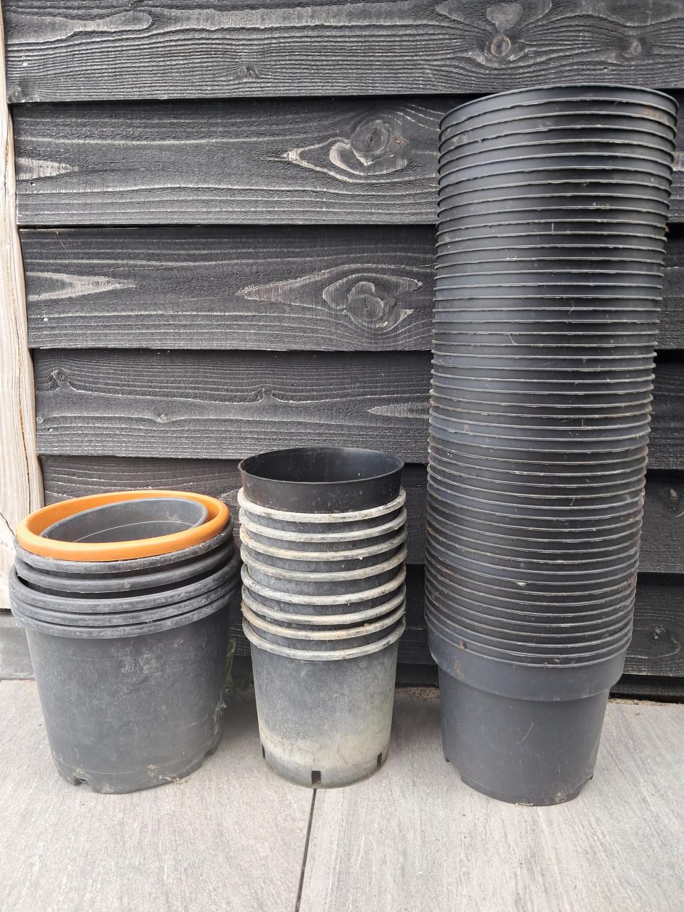 Ruim 60 kweekpotten - circa 28 cm diameter