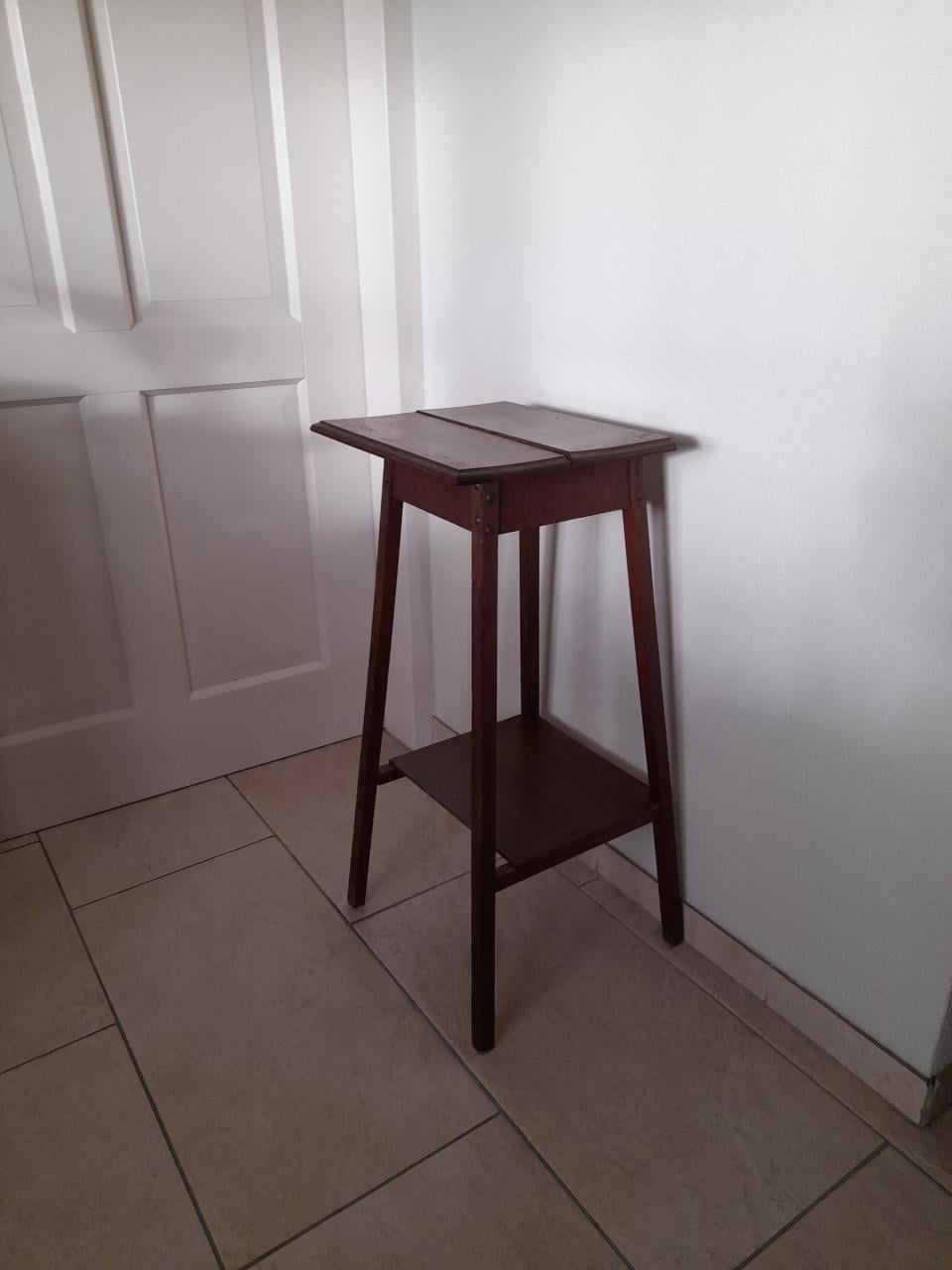 Planten tafel 35 x 29 x 76H (in goede staat )