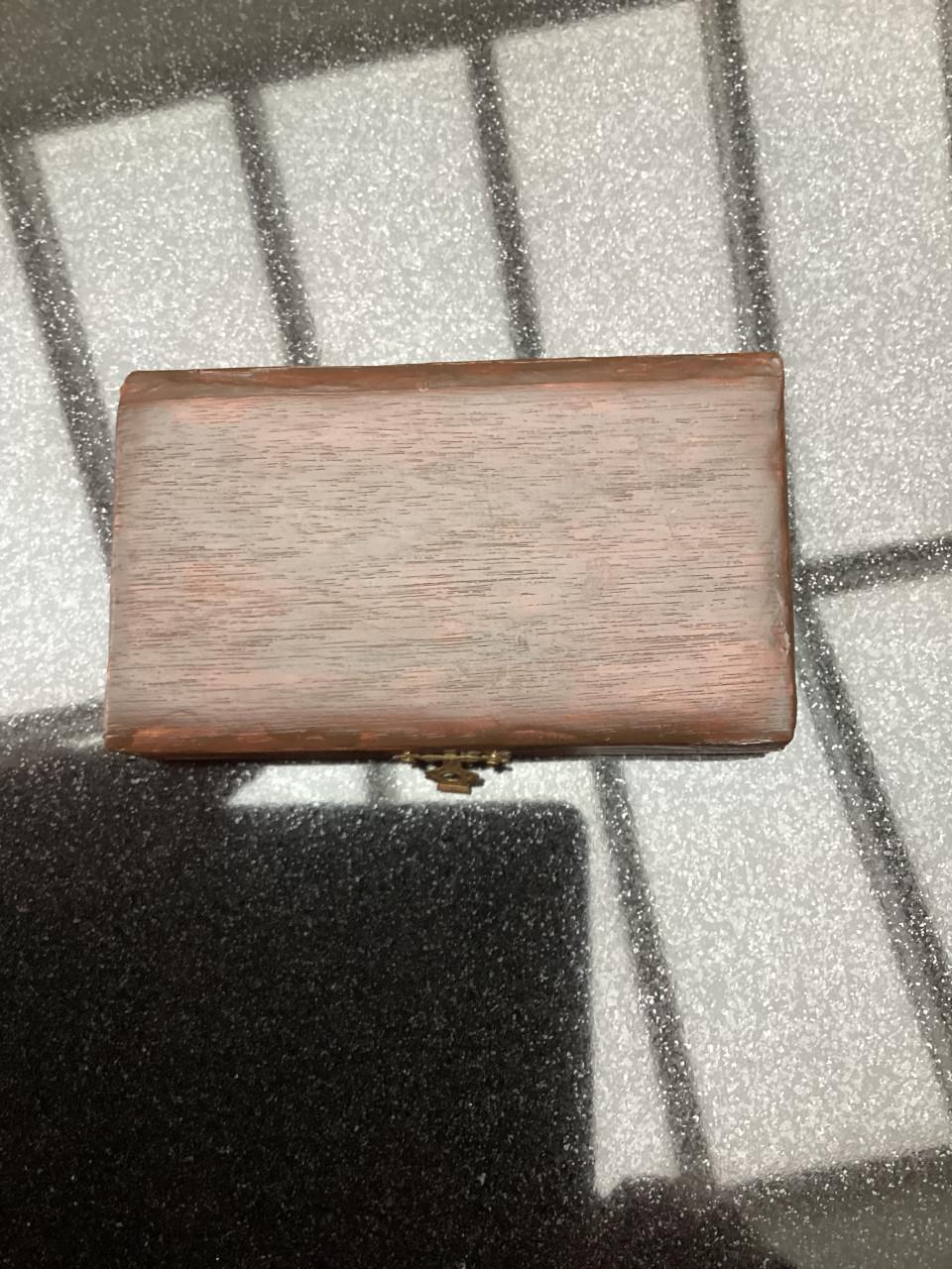 Tafelnummers in houten kistje