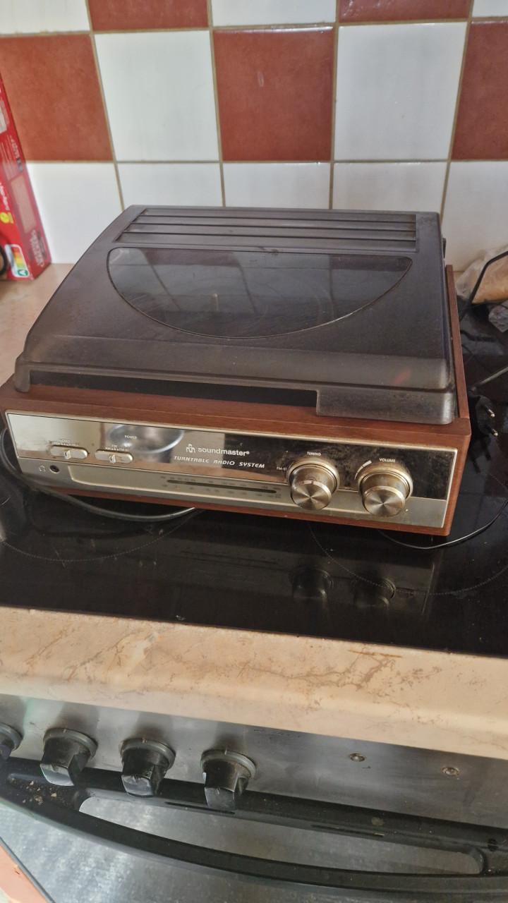 Platenspeler met radio