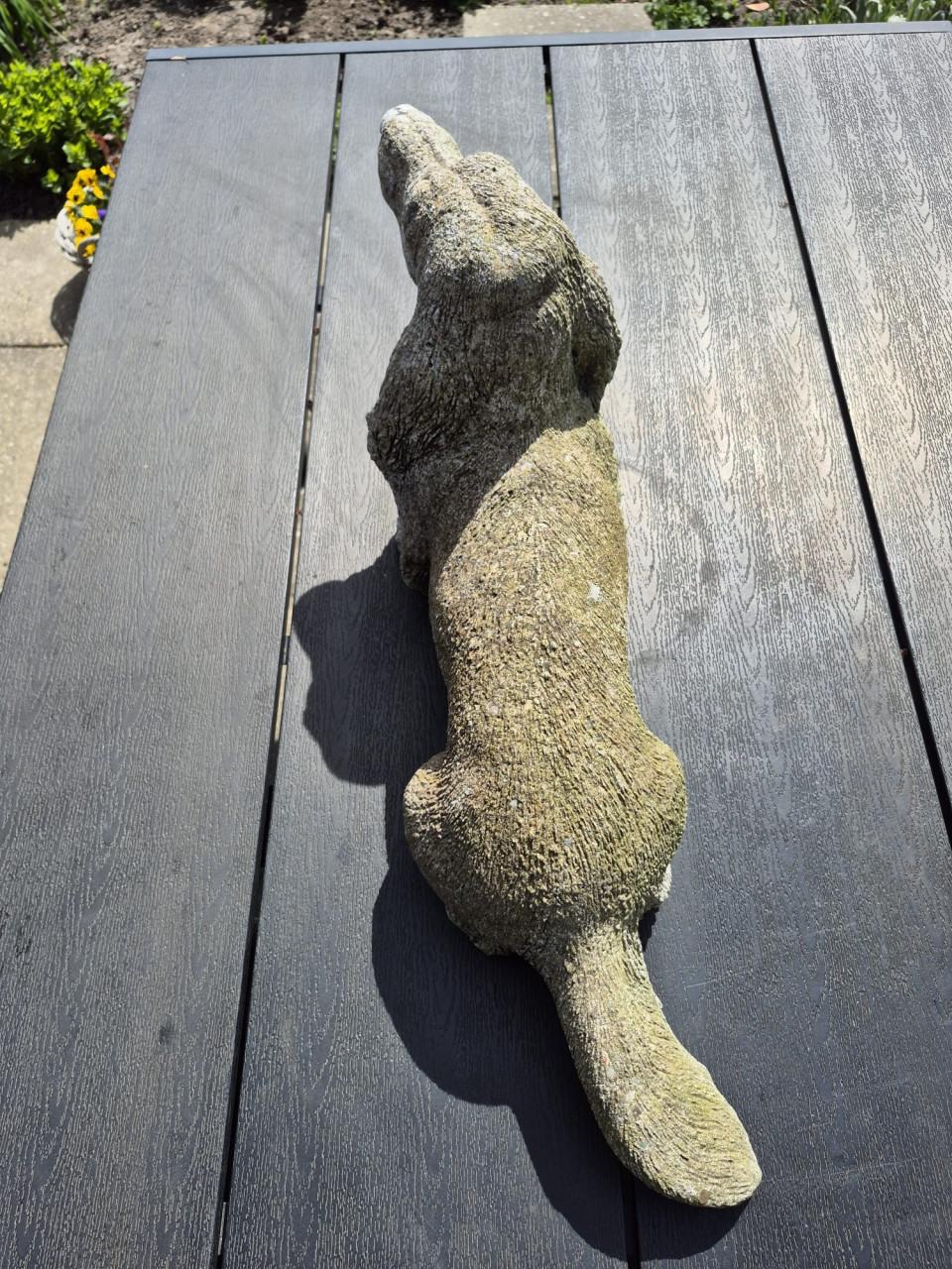 Betonnen tuinbeeld, Teckel