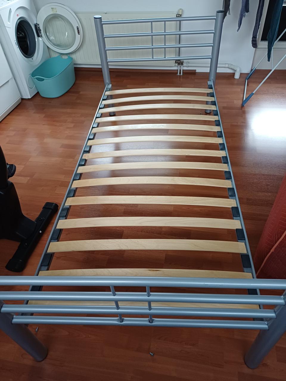 Stalen  BED   met planken bodem