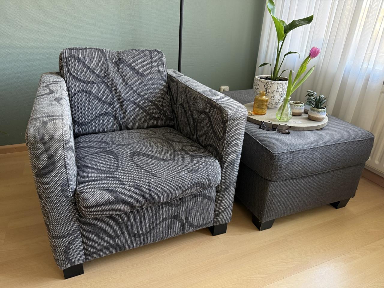 Nette 2.5 zits Bank, 2x Fauteuils en hocker te koop
