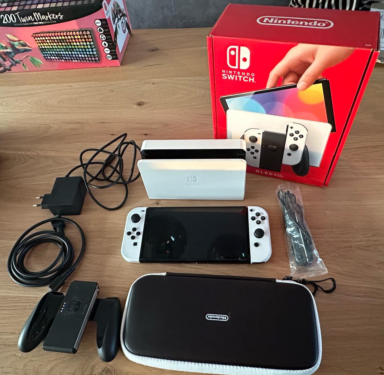 Nintendo switch oled incl. opberghoes en reiskoffer