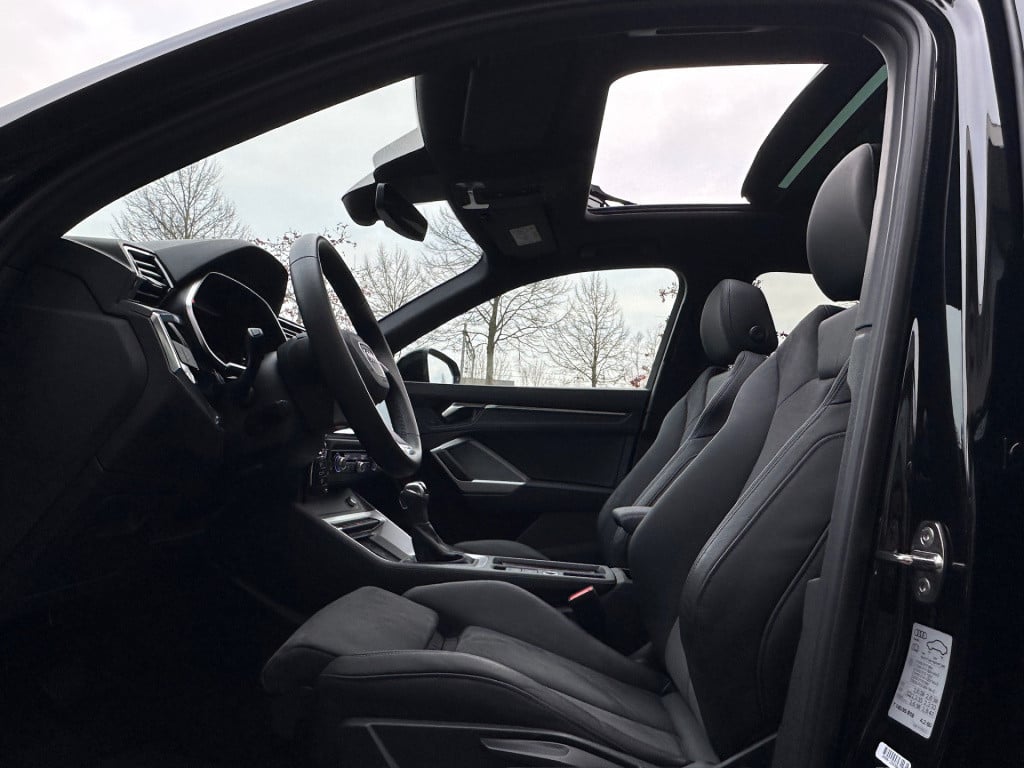 Audi Q3 35 tfsi s-line | panoramadak | zwart optiek | trekhaak | camera | e