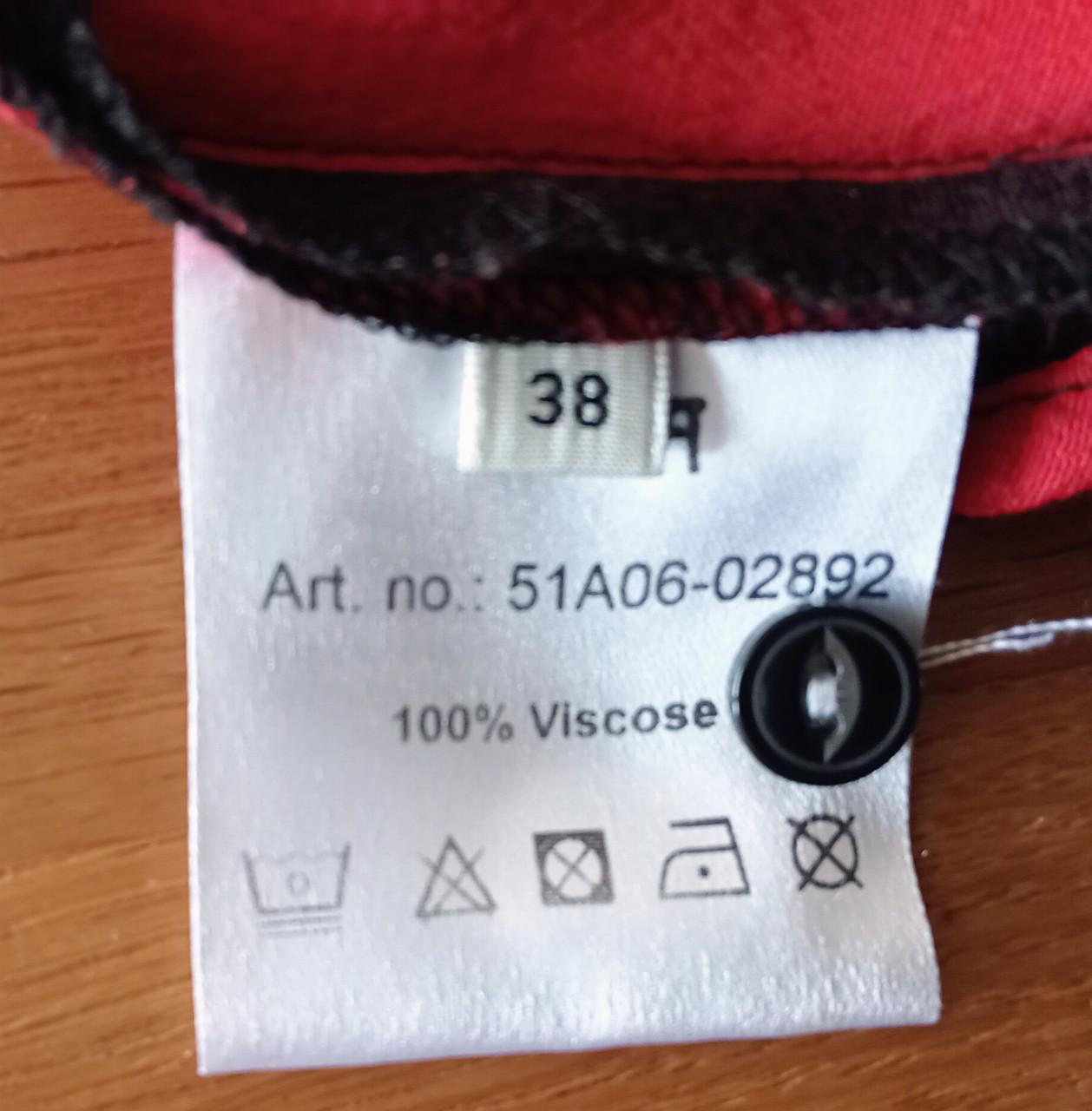 Prachtige jurk, rood met zwarte strepen. Merk Anna van Toor.  Maat 38