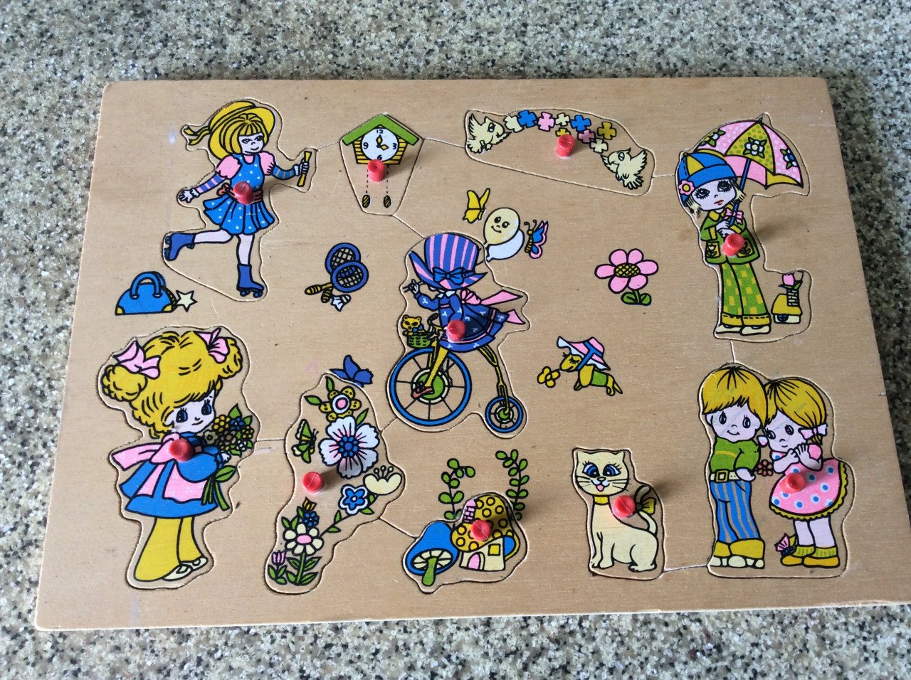 Heel veel houten speelgoed. Stapeltoren, blokken etc.