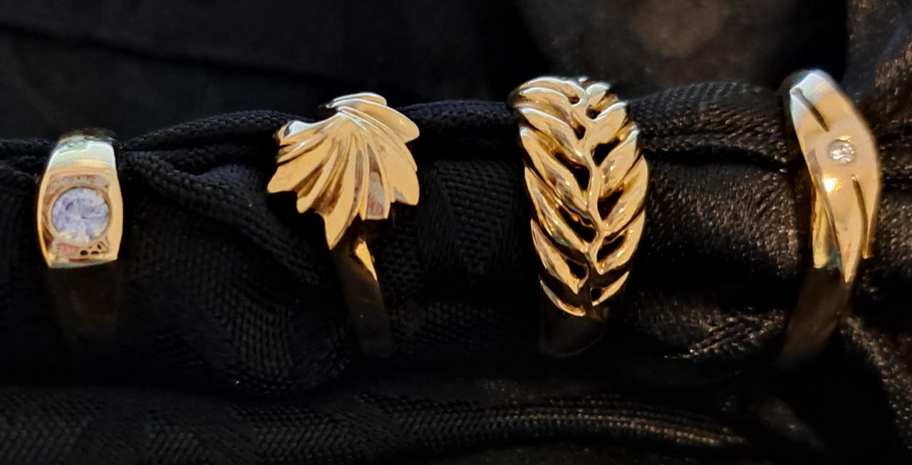 Set mooie sierraden - 4 ringen - 2 armbanden - 1 broche