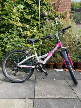 Kinderfiets merk Trek roze en wit 24 inch