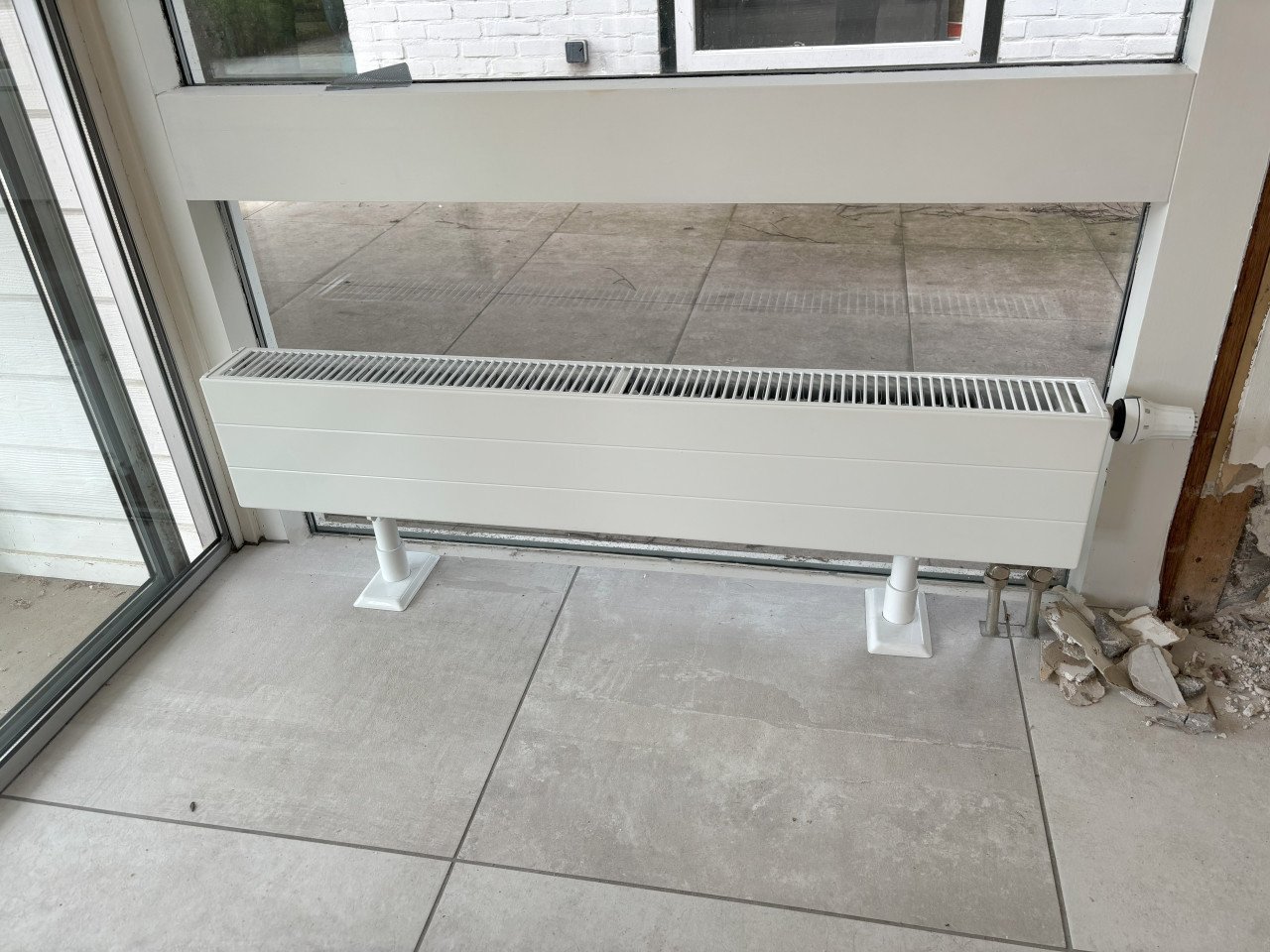Twee vrijstaande radiatoren met voet