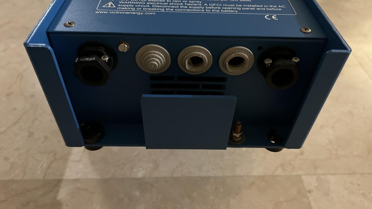 Victron Phoenix Charger 12/50 (acculader)