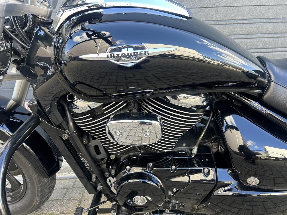 Suzuki M800 Intruder uit 2005 met 23dkm, windscherm/valbeugel etc €4500,-