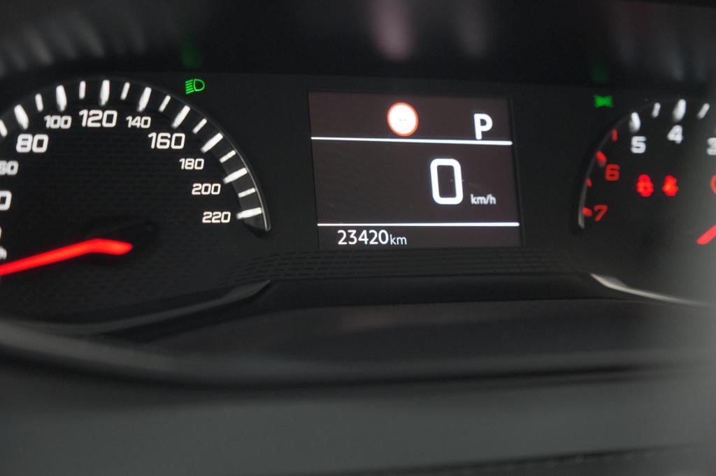 Peugeot 2008 puretech 130 eat8 allure | camera | navigatie | apple carplay 