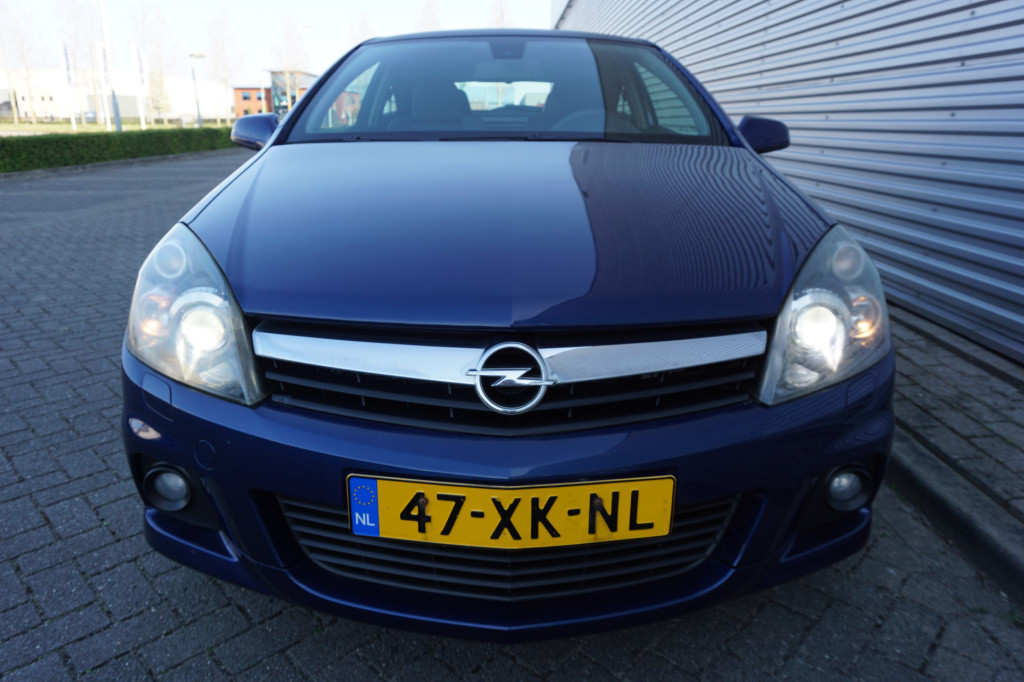 Opel Astra gtc 1.6 cosmo opc-line / xenon / climate / cruise / trekhaak