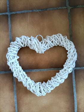 Houten hartje decoratie. Je kunt hem ophangen. Maten ongeveer 21x24 cm.