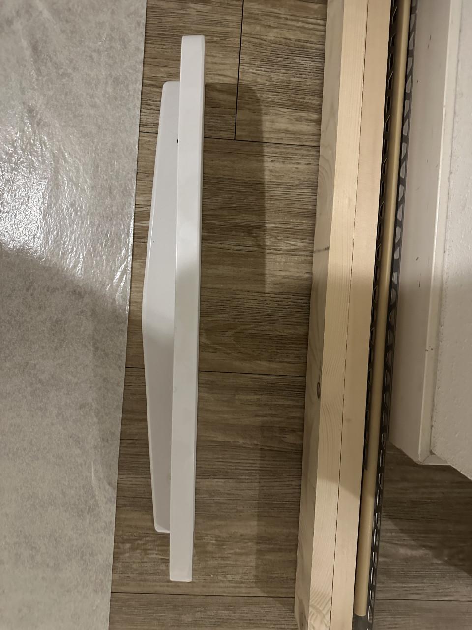 Wastafelkastje. wastafel, planchet, spiegel