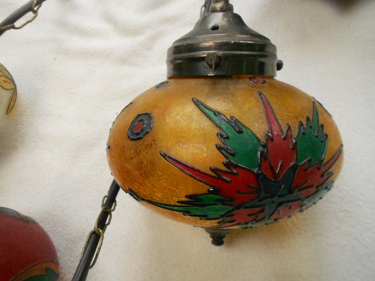 Vintage hanglamp met vijf glazen gekleurde bollen.
