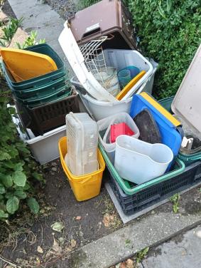 GRATIS OP TE HALEN plastic opbergbakken, doosjes, enz.