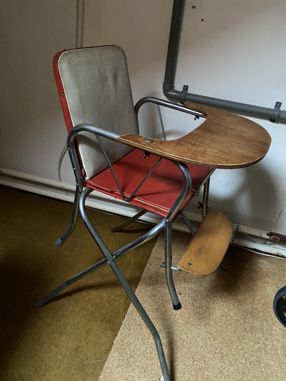 Kinderstoel uit grootmoederstijd.