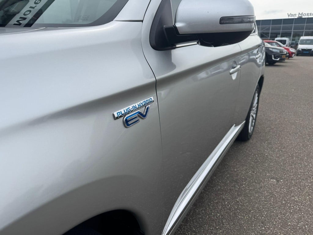 Mitsubishi Outlander 2.4 phev intense+