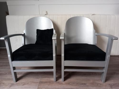 Gratis: 2 houten stoelen