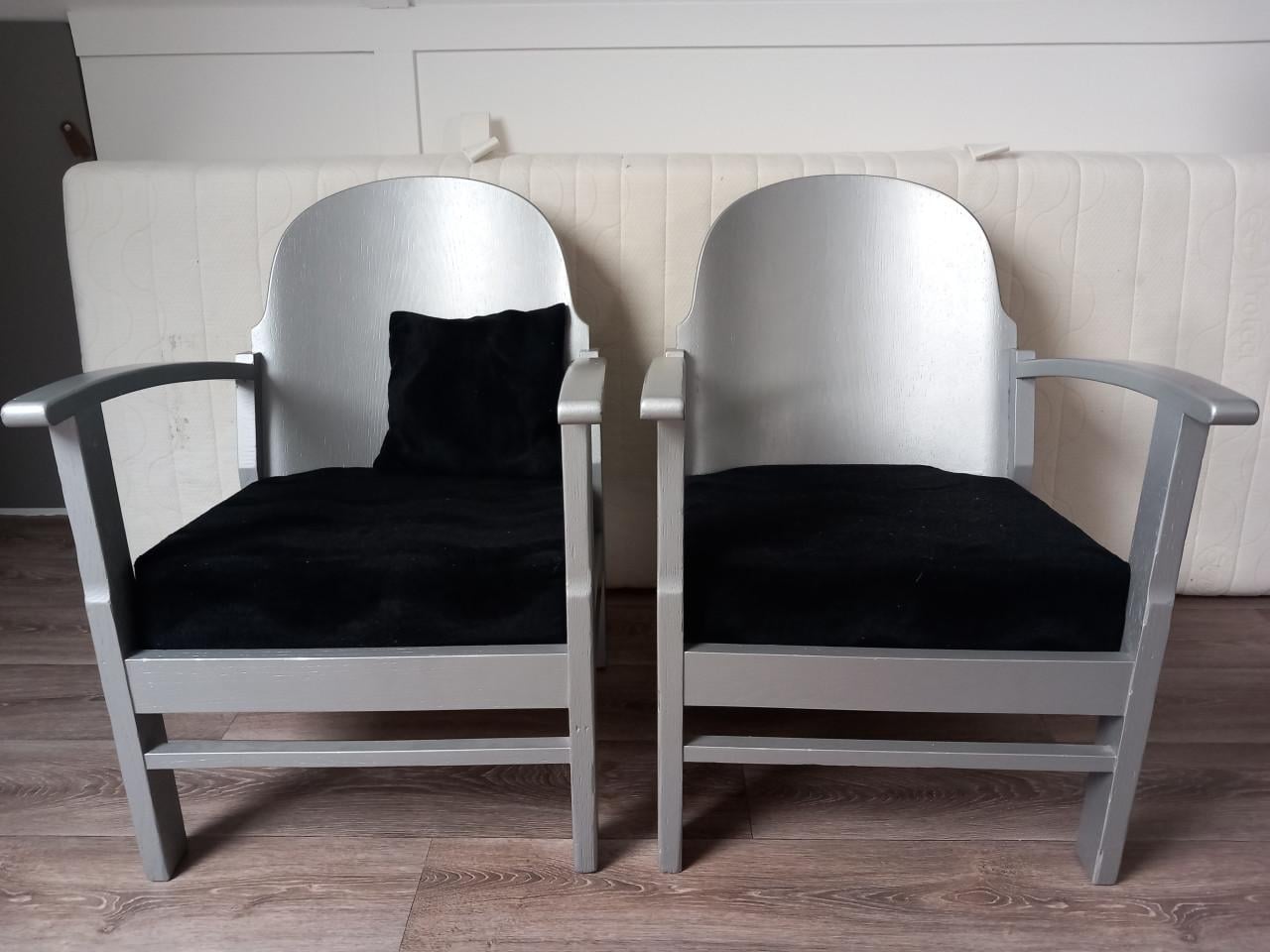 Gratis: 2 houten stoelen