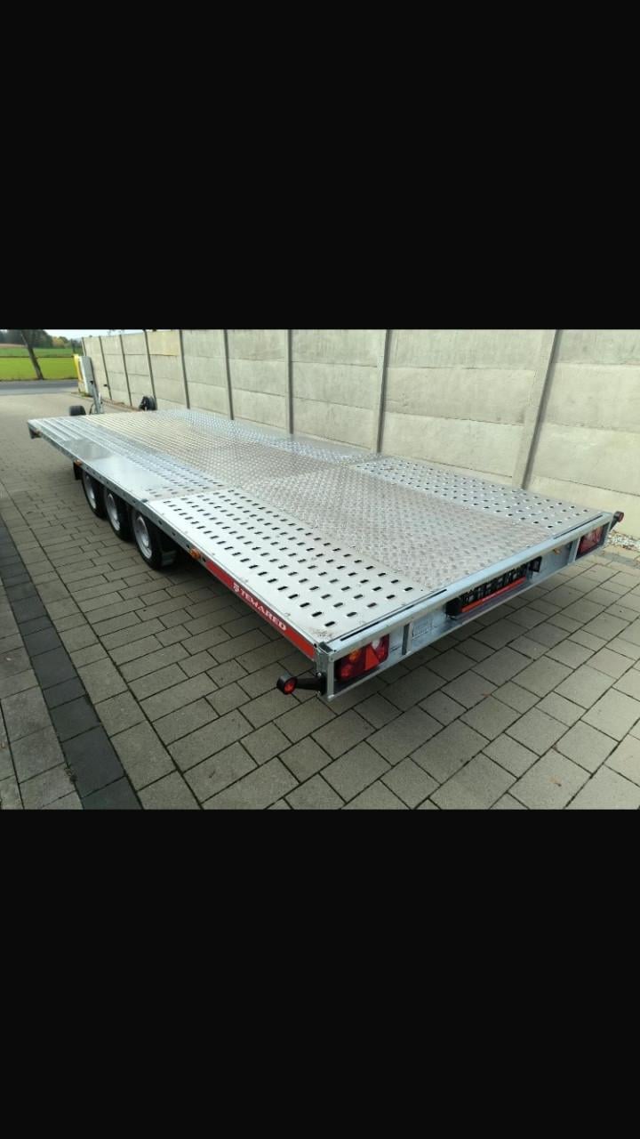 Splinternieuwe drie asser auto-ambulance.