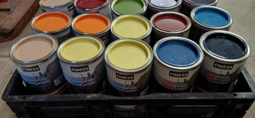 26 blikken verf allerlei kleuren