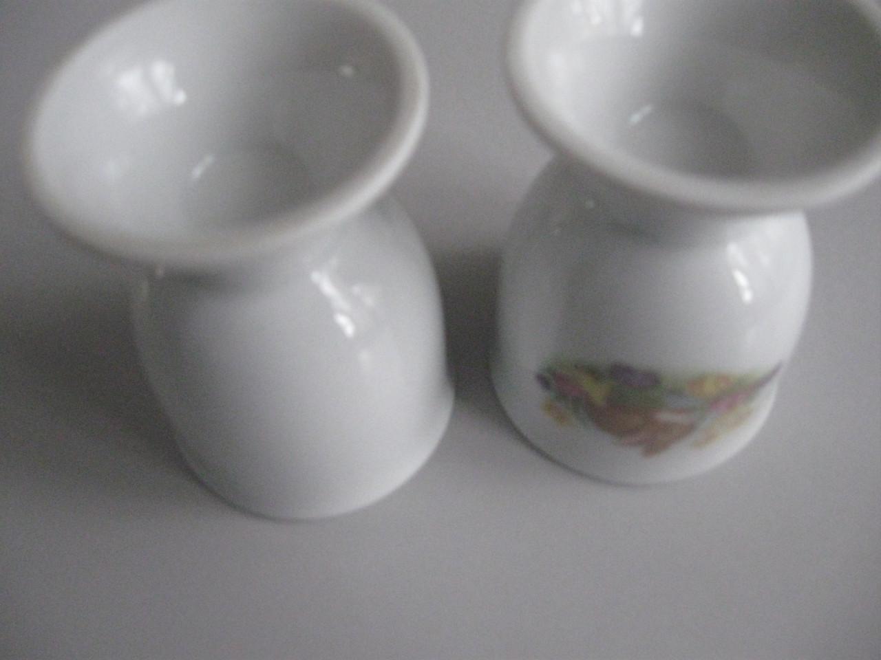 2 Aardewerk eierdoppen