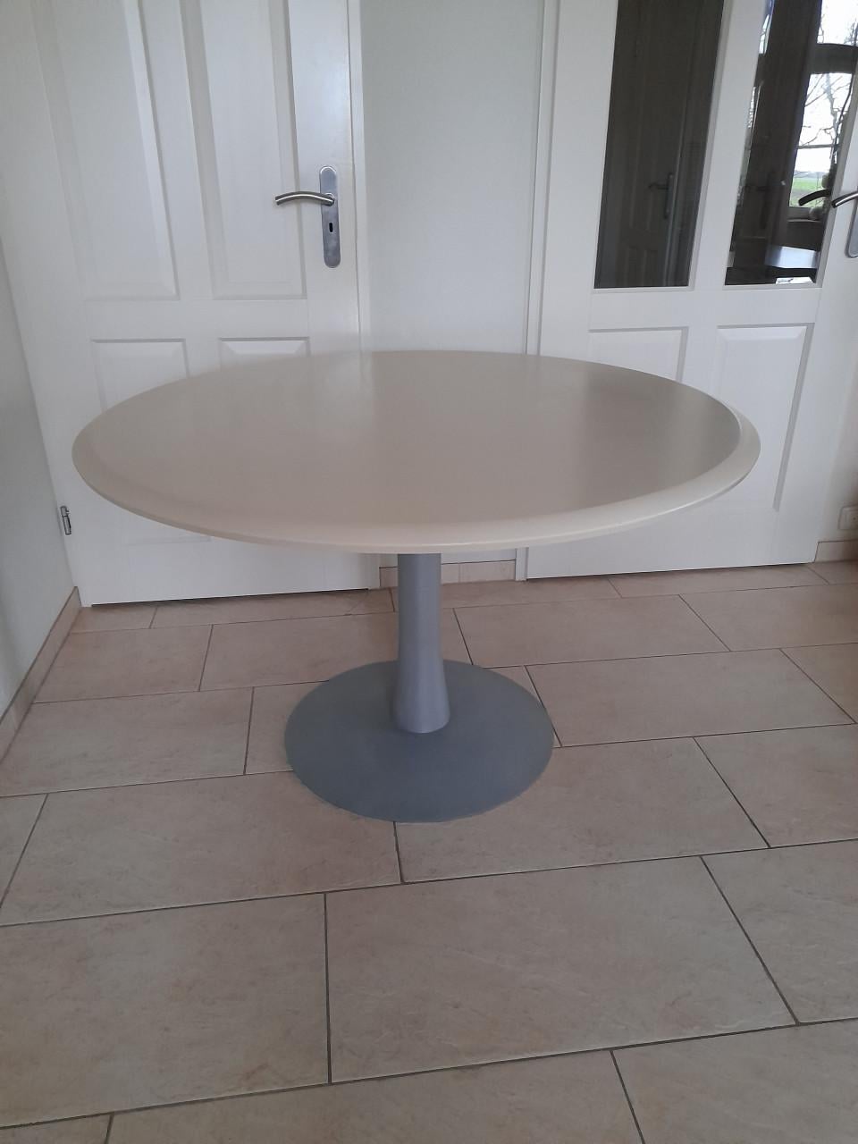 Stevige ronde tafel 120 x 72H (in goede nette staat )