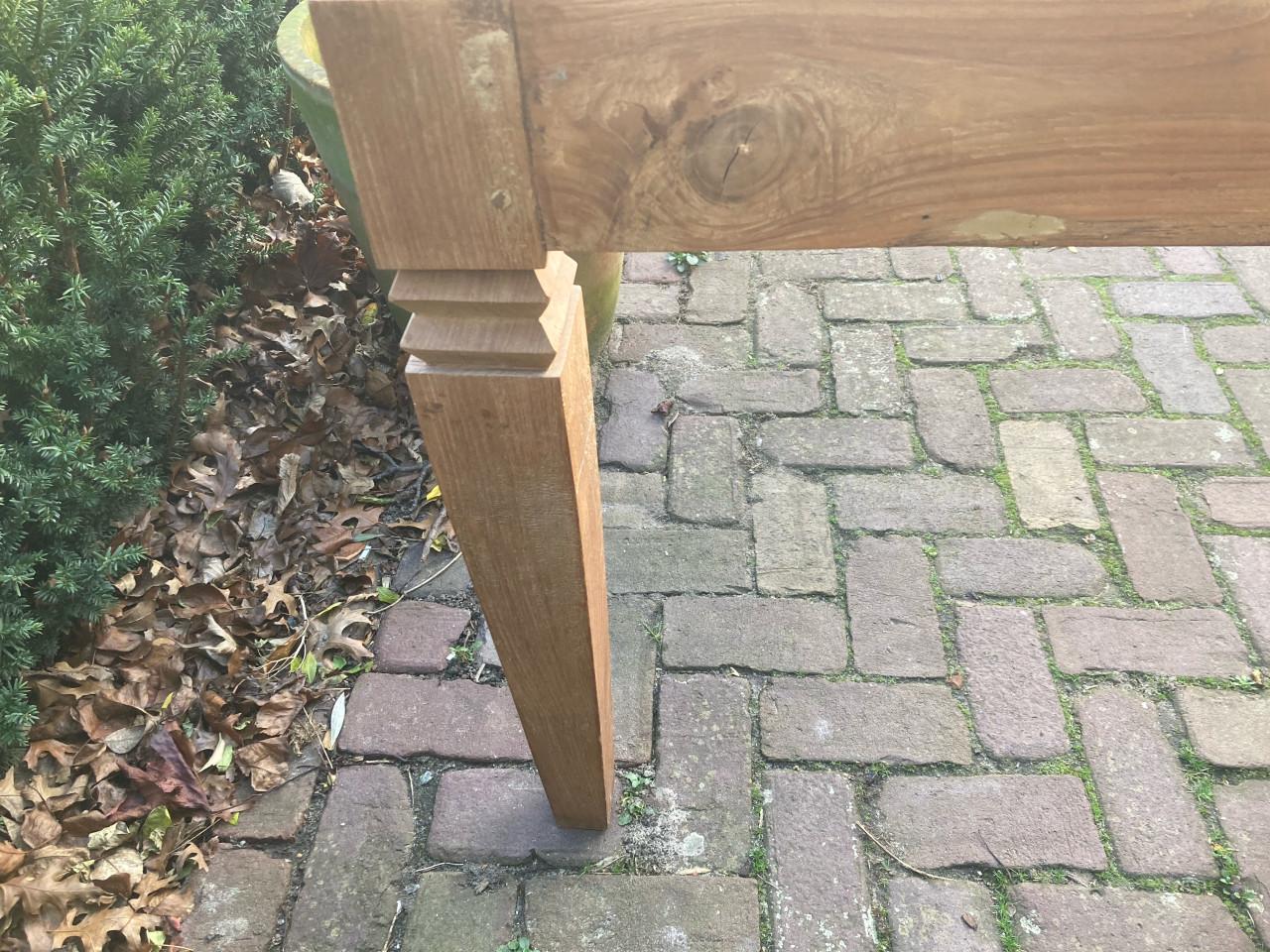 Te koop in Terneuzen zwaar massief teakhouten onderstel.