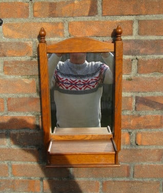 Vintage eikenhouten spiegel met kammen bakje.