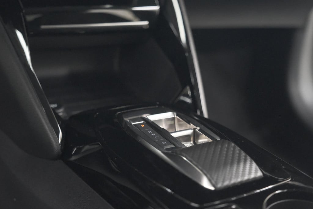 Peugeot 208 puretech 100 eat8 allure pack | camera | navigatie | apple carp