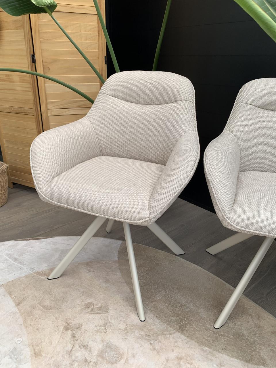 4 super gave moderne draai eetkamer stoelen.