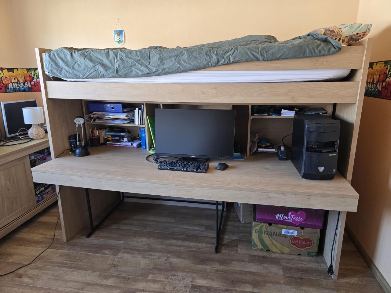 Hoog slaper en bureau ineen