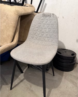 Grijze stoel met zwart frame