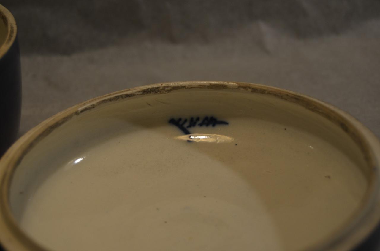 Twee polychrome porseleinen dekselpotten China 20e eeuw.