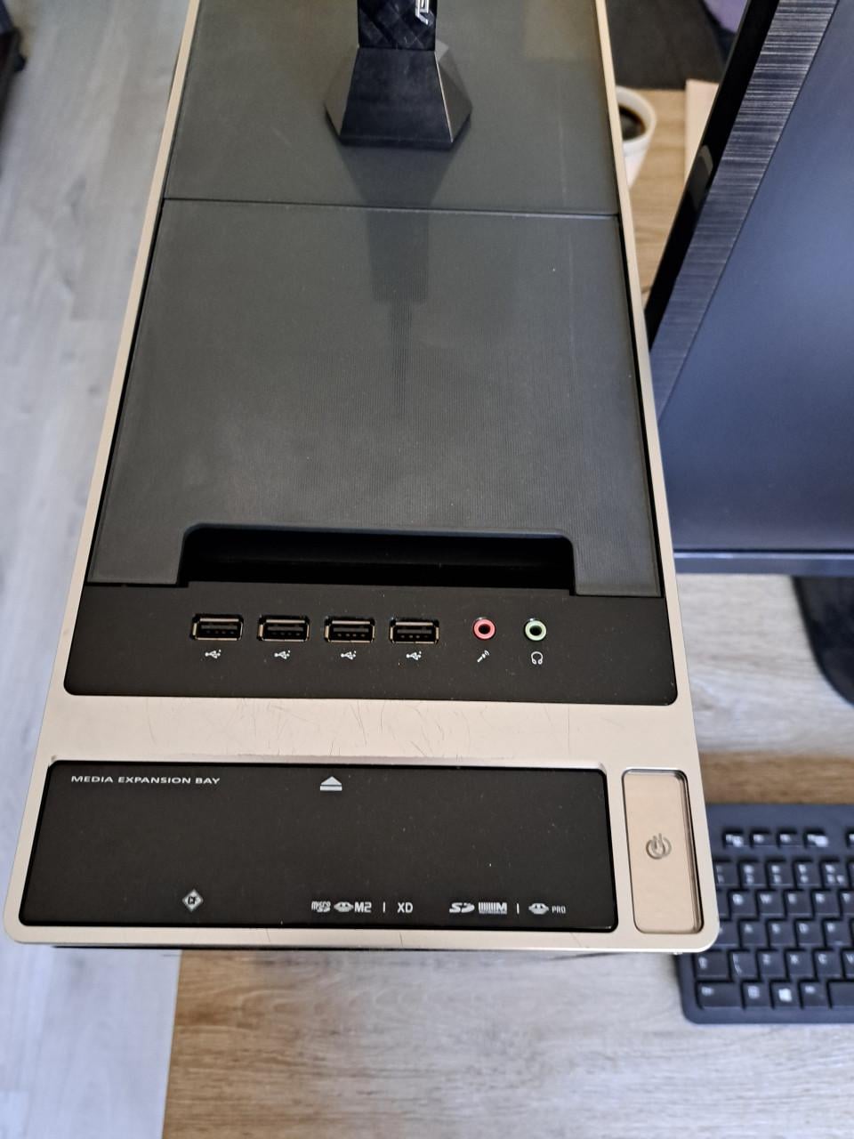Acer pc compleet met monitor en draadloos toetsenbord en muis.