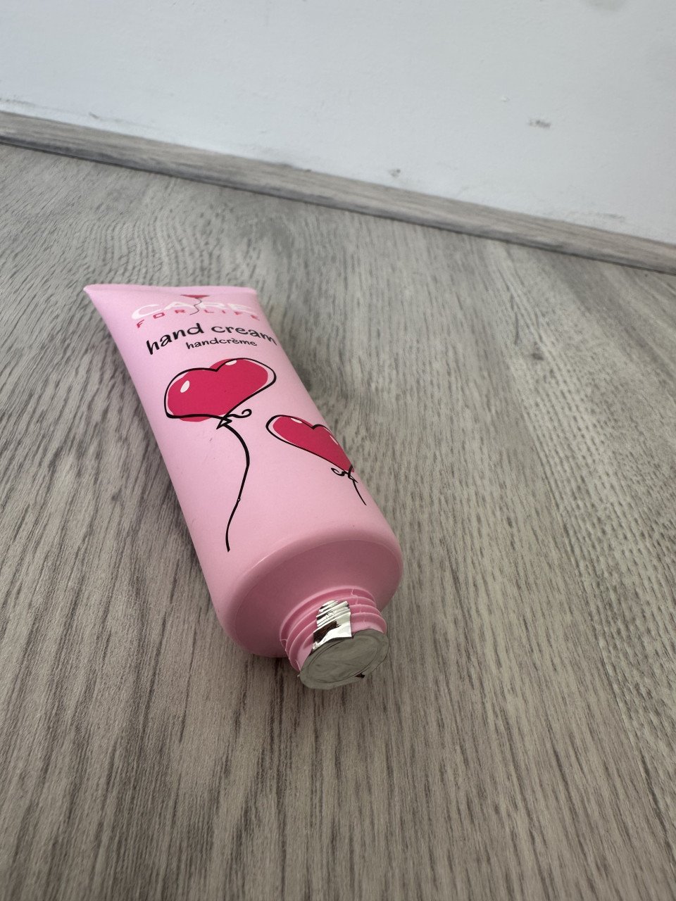 Twee soorten handcrème (Vaseline & Care for life)