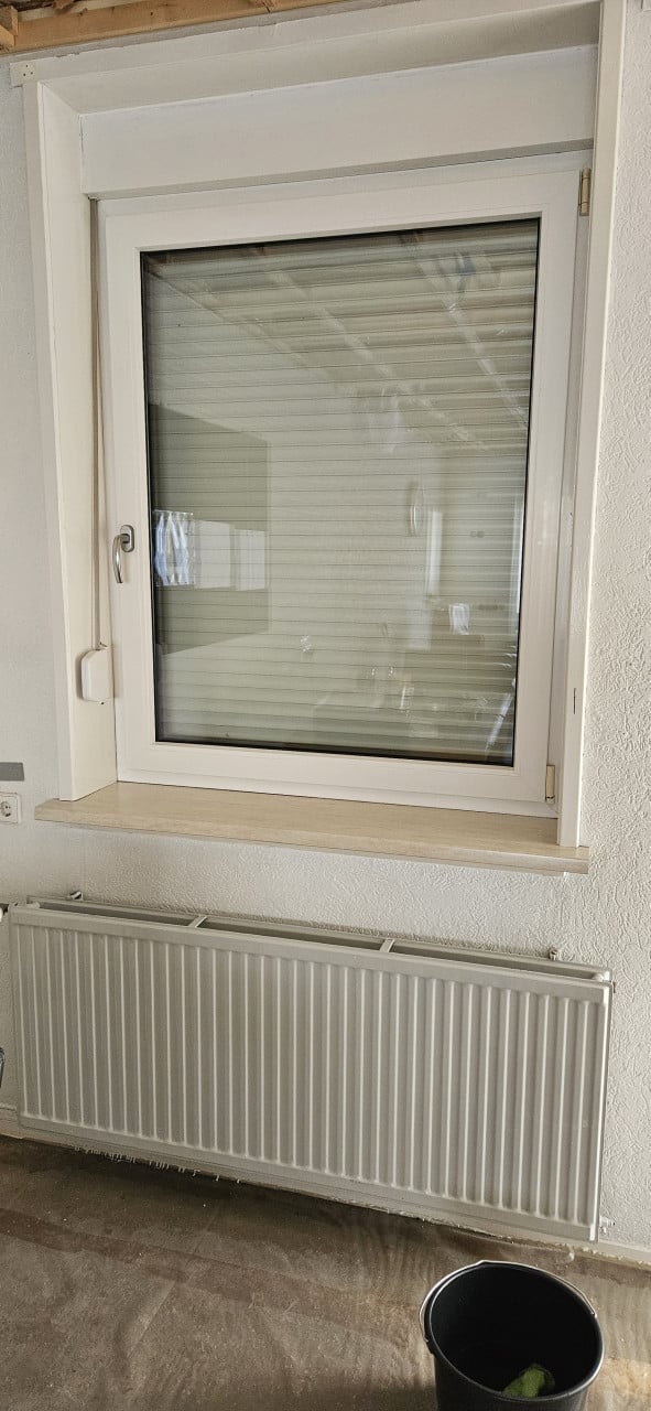 Kunststof draai-kiepraam met rolluik