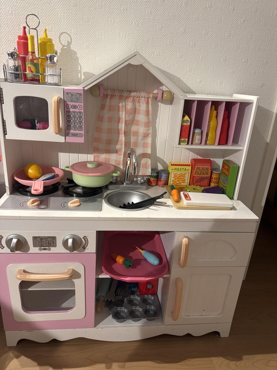 Leuk houten kinderkeukentje met veel accessoires – compleet speelkeukentje