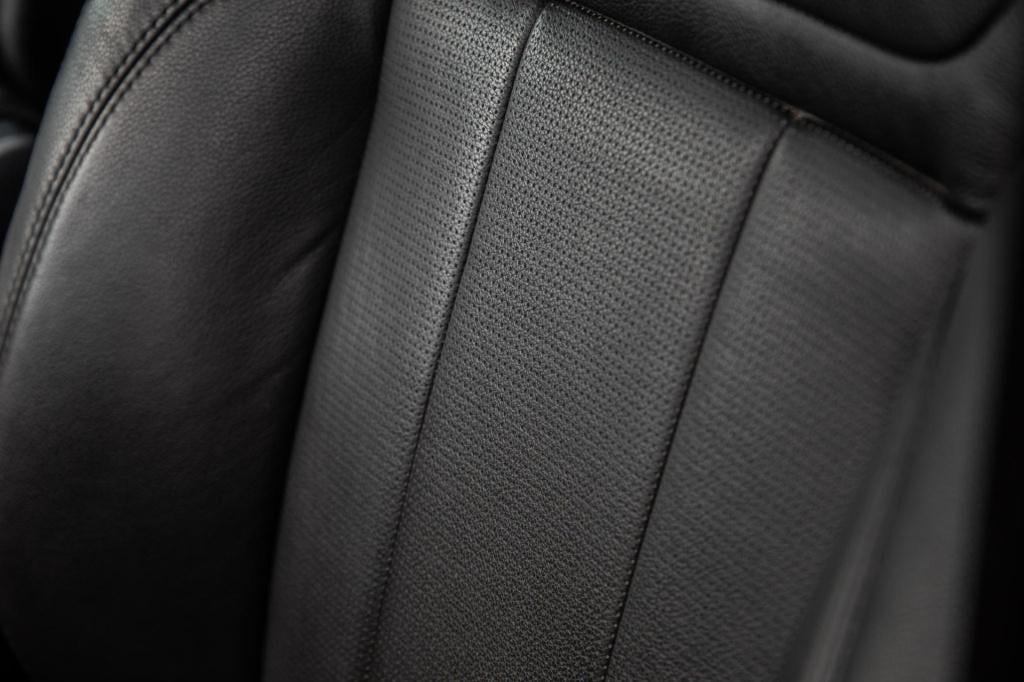 Land Rover Discovery 3.0 td6 hse grijs kenteken / leer / navi / luchtvering