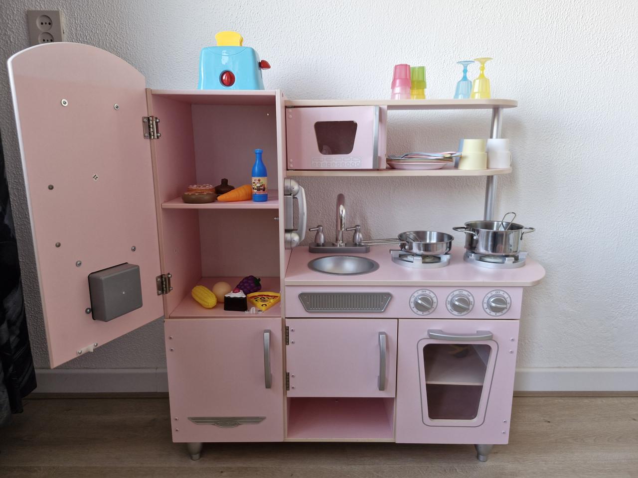 Leuk roze speelkeukentje