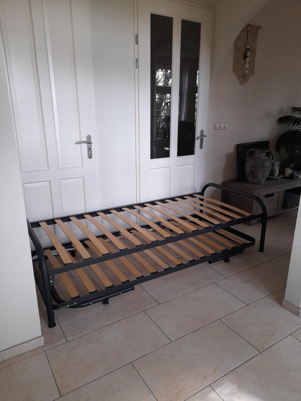 Zwart Bed met onderschuif bed (in goede nette staat)