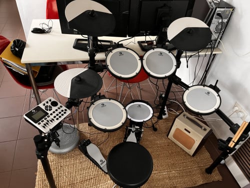 Electronisch drumstel met kruk