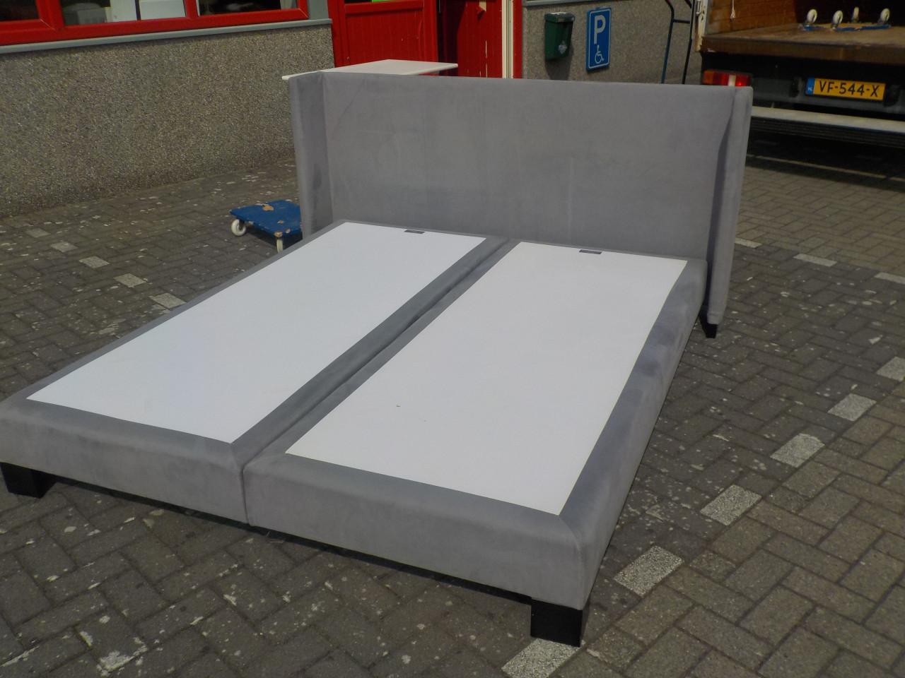 2 auping boxspring 80 x 210 cm met hoofdboord
